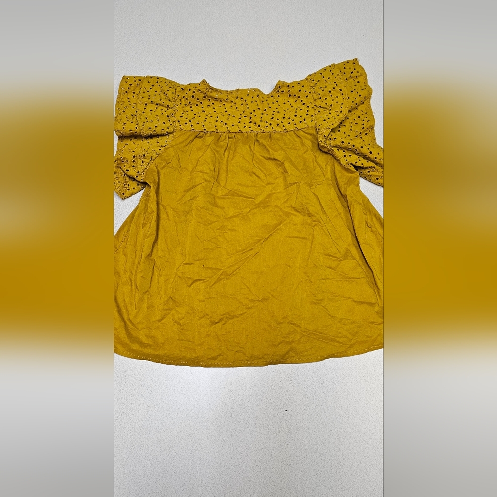 Girls junior small yellow blouse.